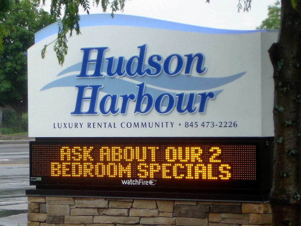 A sign that says hudson harbour
